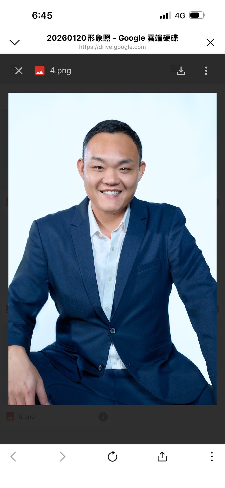 施合建穿著深藍色西裝的個人形象照